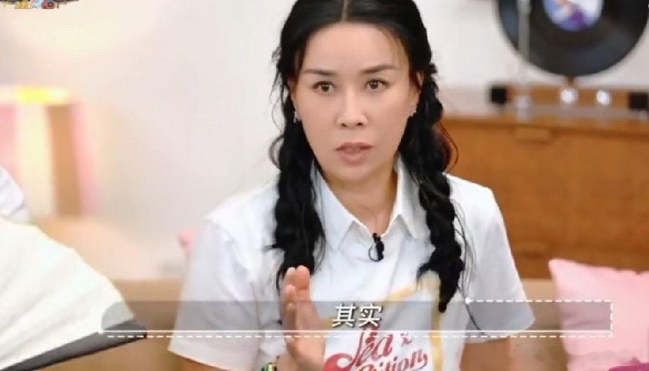 那英在节目中夸了田震那英在节目里大方夸赞田震，直言当年田震早早走红，是家喻户晓的