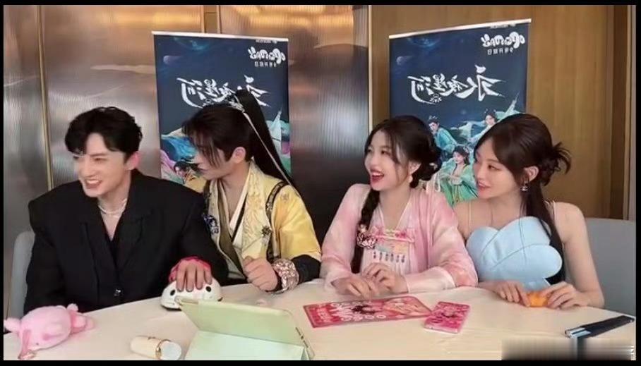#丁禹兮 柳大哥想亲吗#丁禹兮，我已经摸清你小子的想法啦。虞书欣在前面问鸡柳大哥