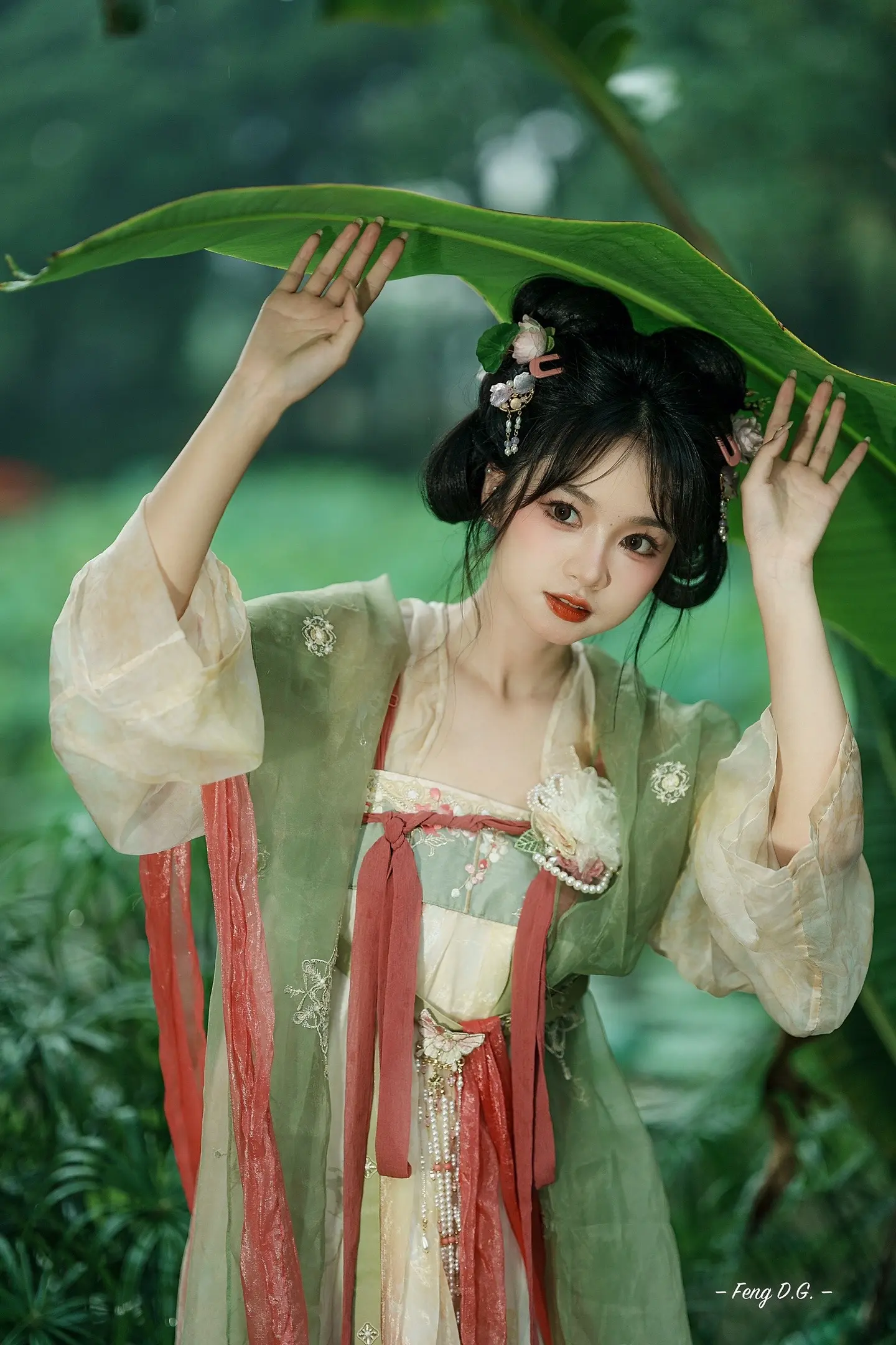 《芭蕉叶下避雨》📷索尼a7m4
🧚秀秀
面部的通透感来自于一盏灯补了面光，其实现场环境是很暗的。得亏索尼的宽容度，宽容了这破雨天