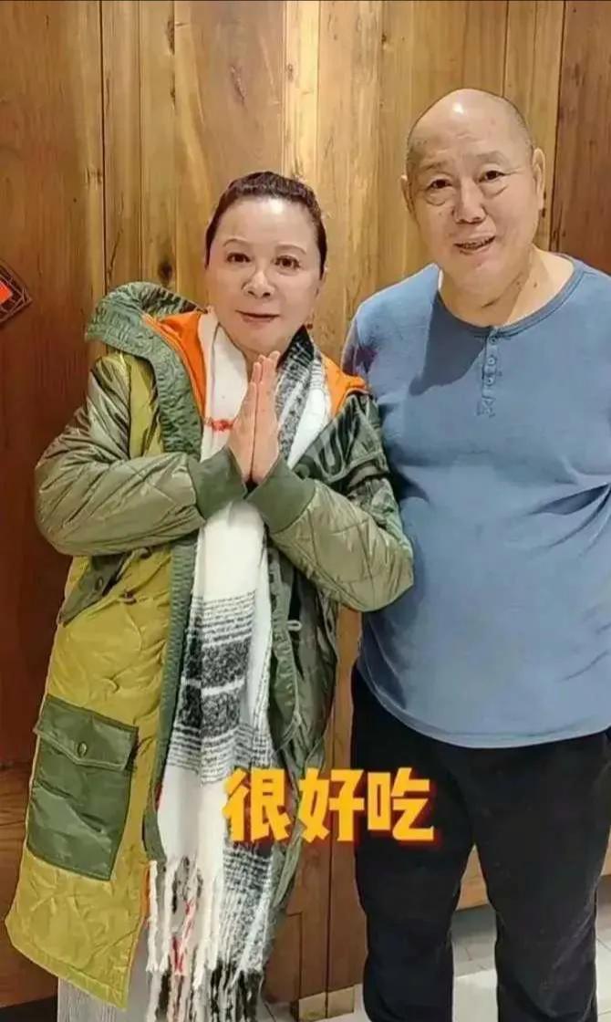 63岁的蔡明和70岁的李成儒两人一起吃饭。蔡明看起来比过去丰满了许多，尤其是李成