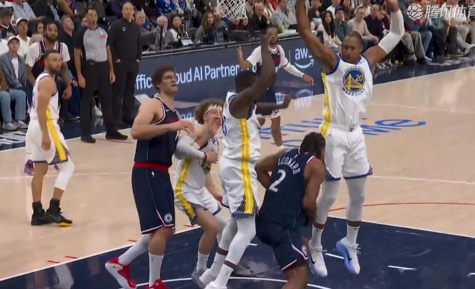 邓恩今天二传做的很出色，快船第二次站上罚球线！ 