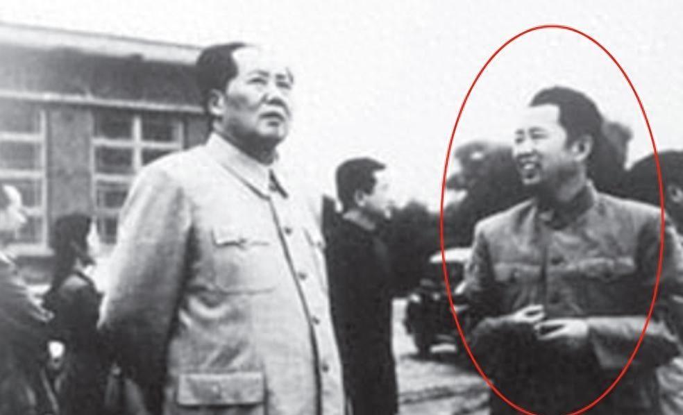 周恩来得知刘亚楼住院专程探望，离开途中忍不住痛哭流泪：以后我不敢再见他了！
19