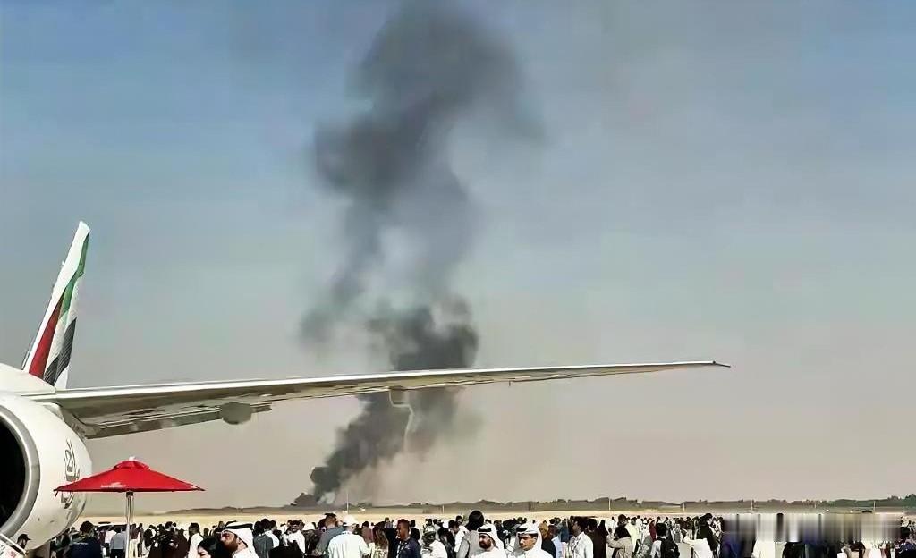 印度空军一架“光辉”战机在迪拜航展上冲天而起，却没迎来掌声——只见一团火球划过天