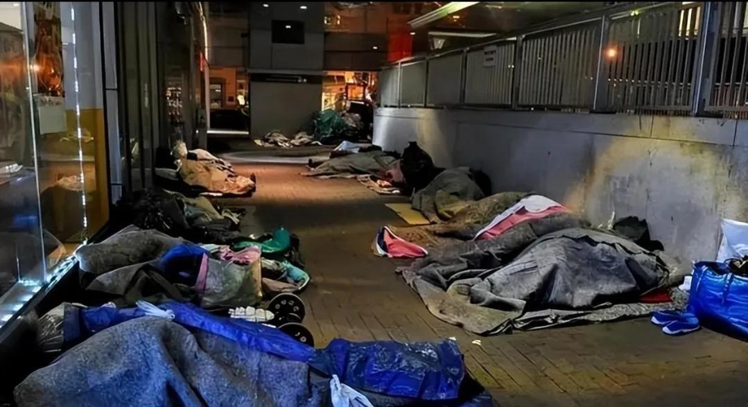 甜甜圈偷渡至美国，遭遇了一系列事件，多次被捕进了局子，最终从天堂坠落到地狱，一无