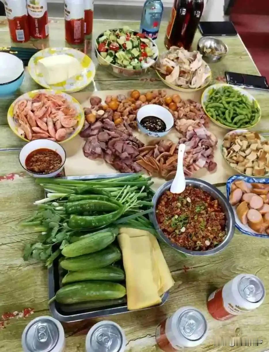 听我妈说，我的姥爷活着的时候，是单位食堂的厨师长！

那可不是小单位啊，是上千人