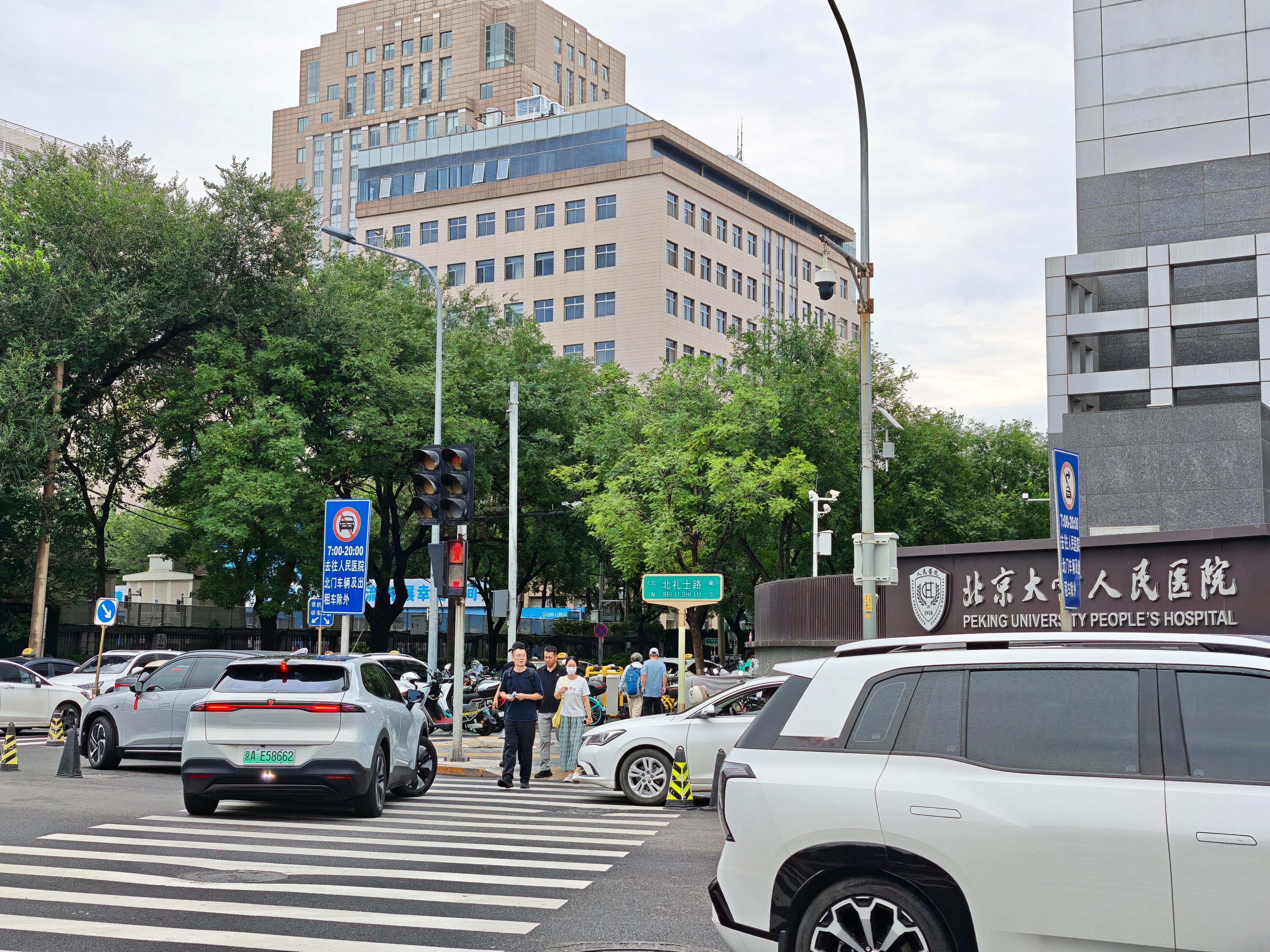 新一周的暴击，从早高峰的“爆堵”开始☀️路上偶遇一辆大唐——洒金米黑+大饼轮毂，