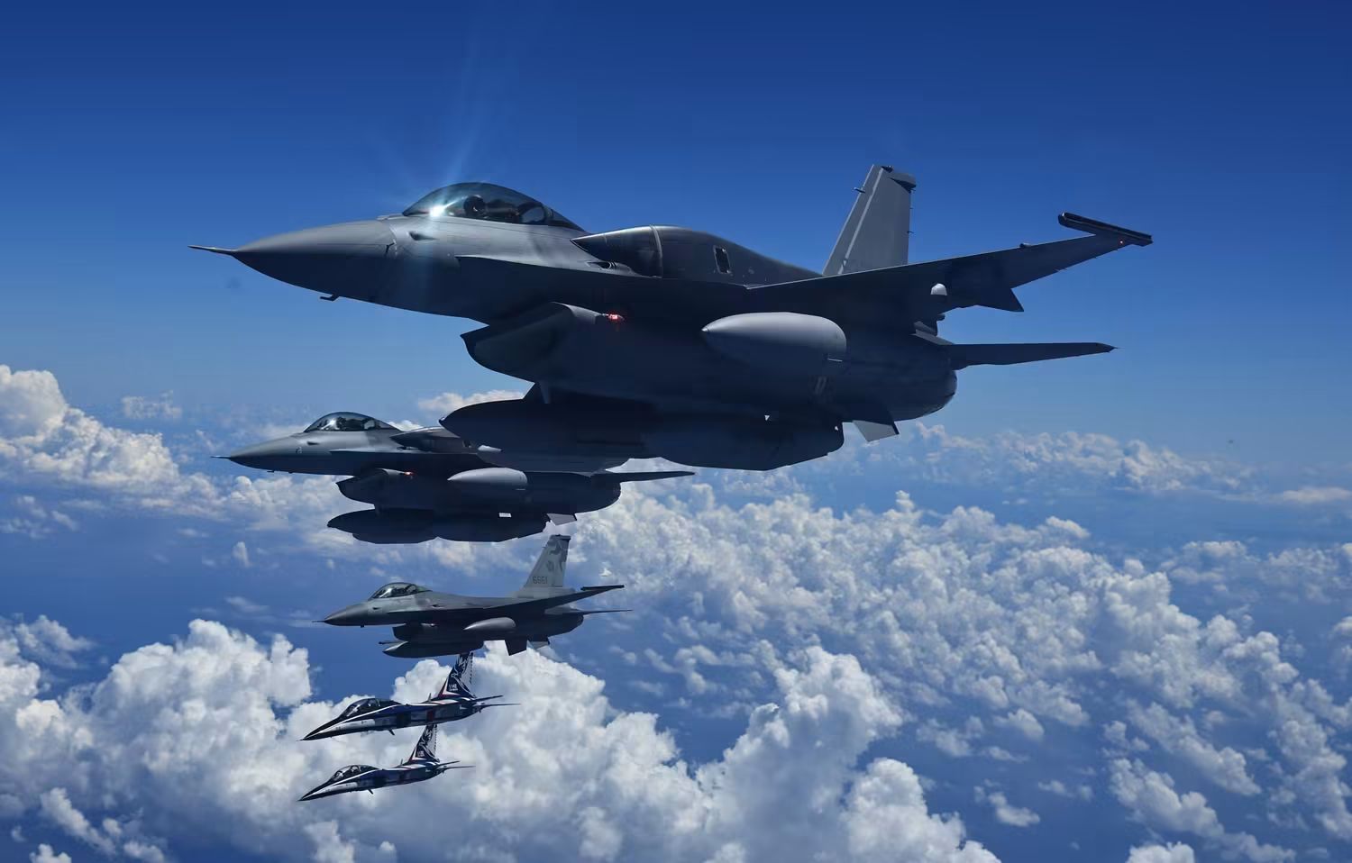 中国台湾F-16V/blk 70空对空，伴飞的是升级到F-16V标准的F-16A