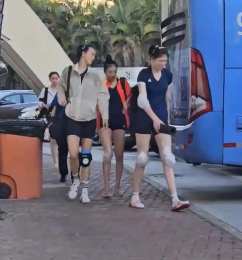 李盈莹膝盖敷冰袋！

2024世界女排联赛即将开始，巴西前方拍到的画面，李盈莹从