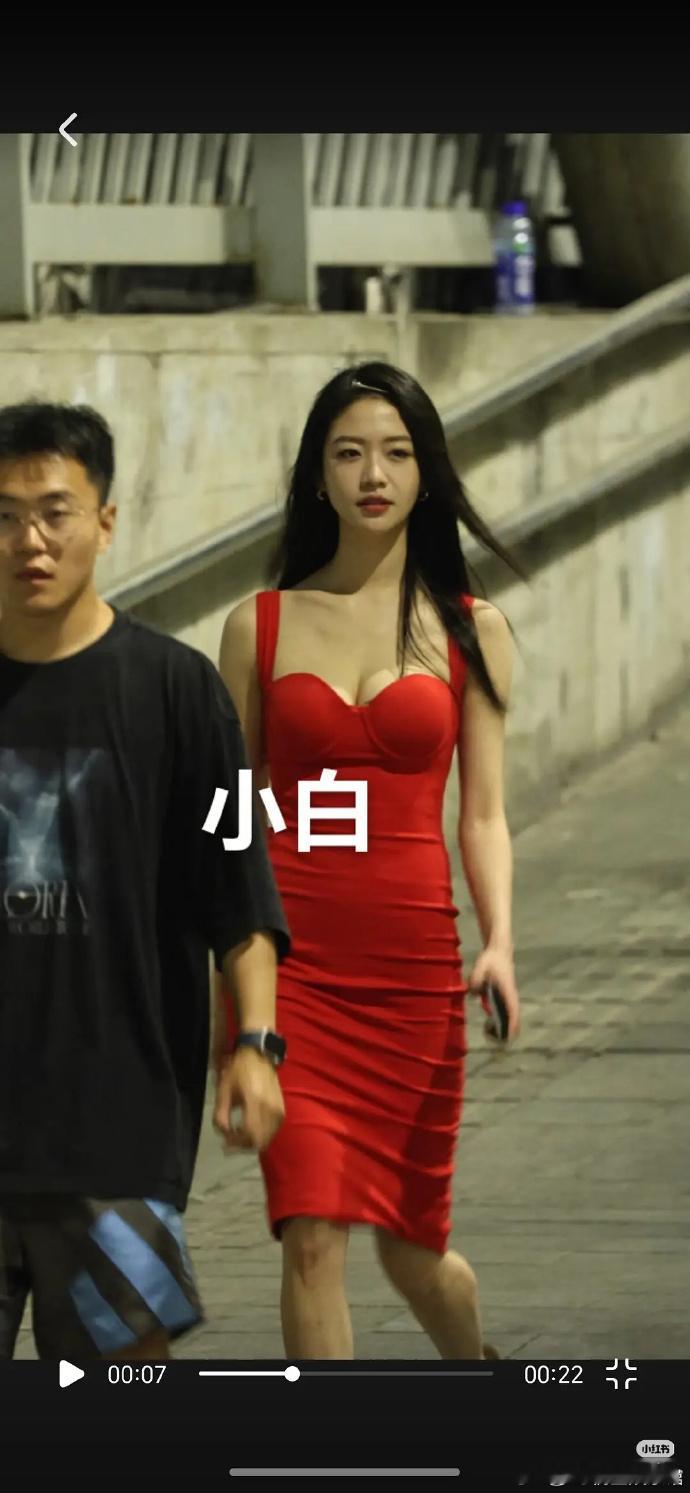 向涵之确实很美，不过不知道为什么，总觉得她身上有一点风尘感。 