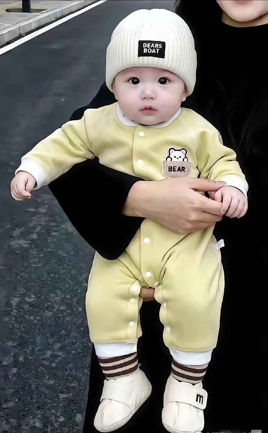 太心酸了！

才刚满一岁的孩子，还在懵懵懂懂对着人笑，可他不知道，这个世界上最疼