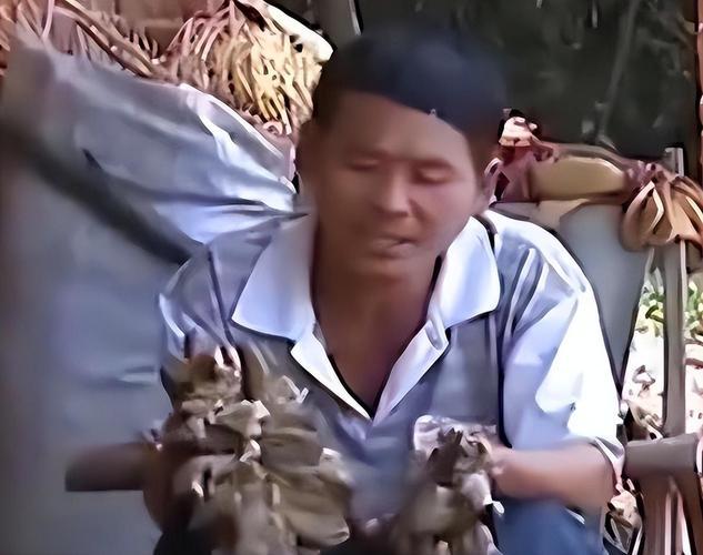 “我快要疼死了！”一个深夜，湖南小伙刘忠文感觉身体火烧火燎地疼，他仔细一看，发现