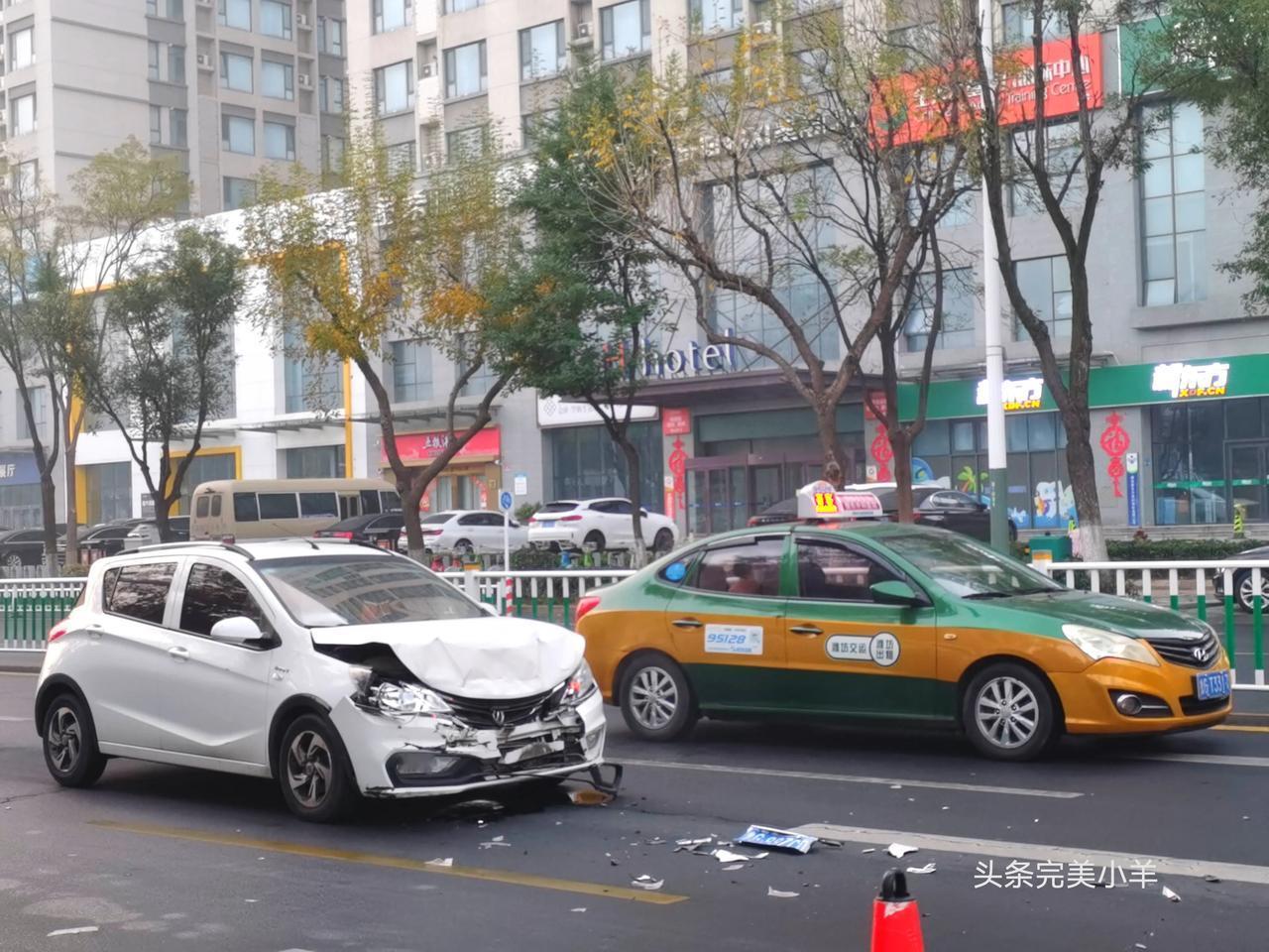 
地标潍坊，早上在路上看胜利东小学附近有起车祸事故，具体原因不明，人员有没有伤着