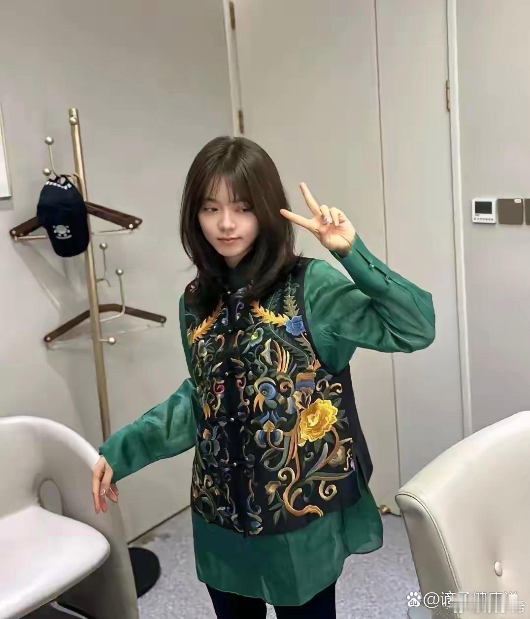 赵今麦穿这衣服不太搭，感觉不显气质 ​​​