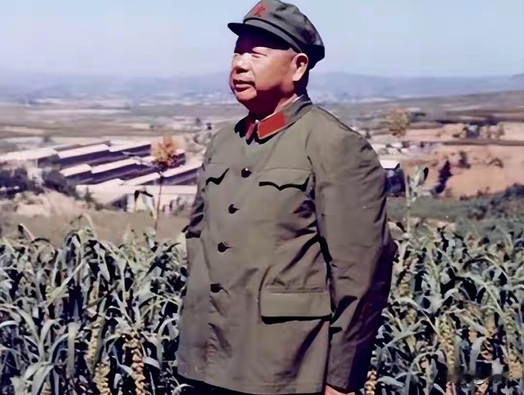 在完成那段特殊时期动荡岁月的历史任务后，他主动选择交出了党政军大权，体现出了一位