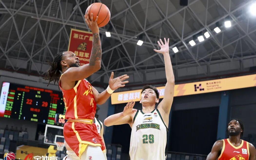 威尔斯今晚神勇，拿下36分7篮板5助攻2抢断，面对旧主打出高光一战，帮助浙江广厦