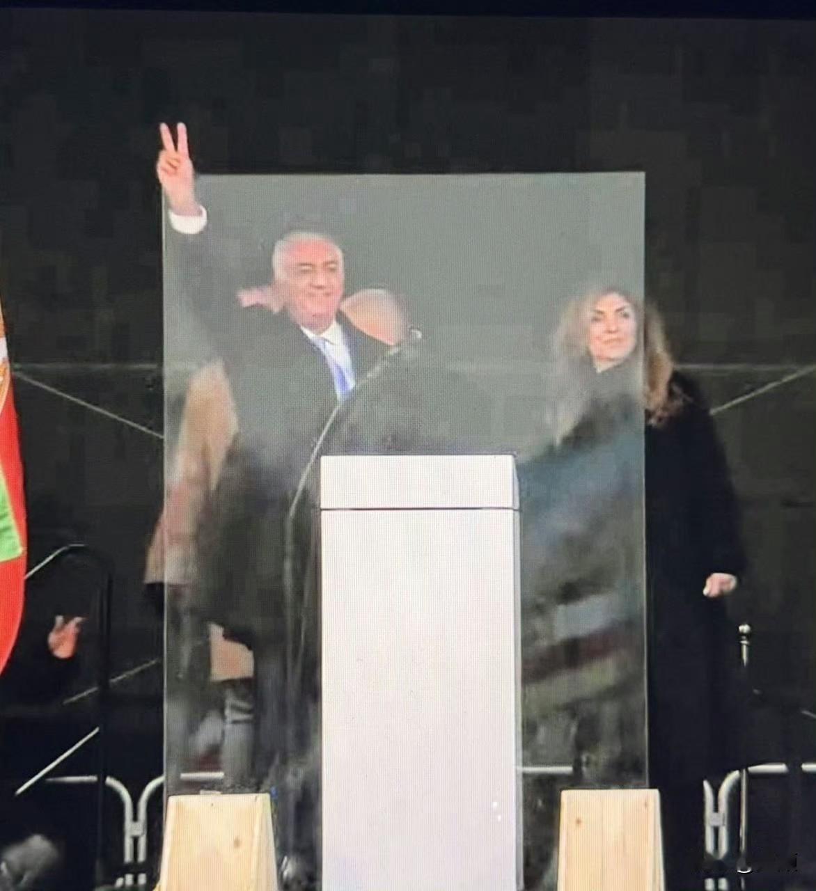 4月23日的公开活动中，伊朗流亡王储巴列维遭抗议者投掷番茄酱袭击。为保障次日演讲