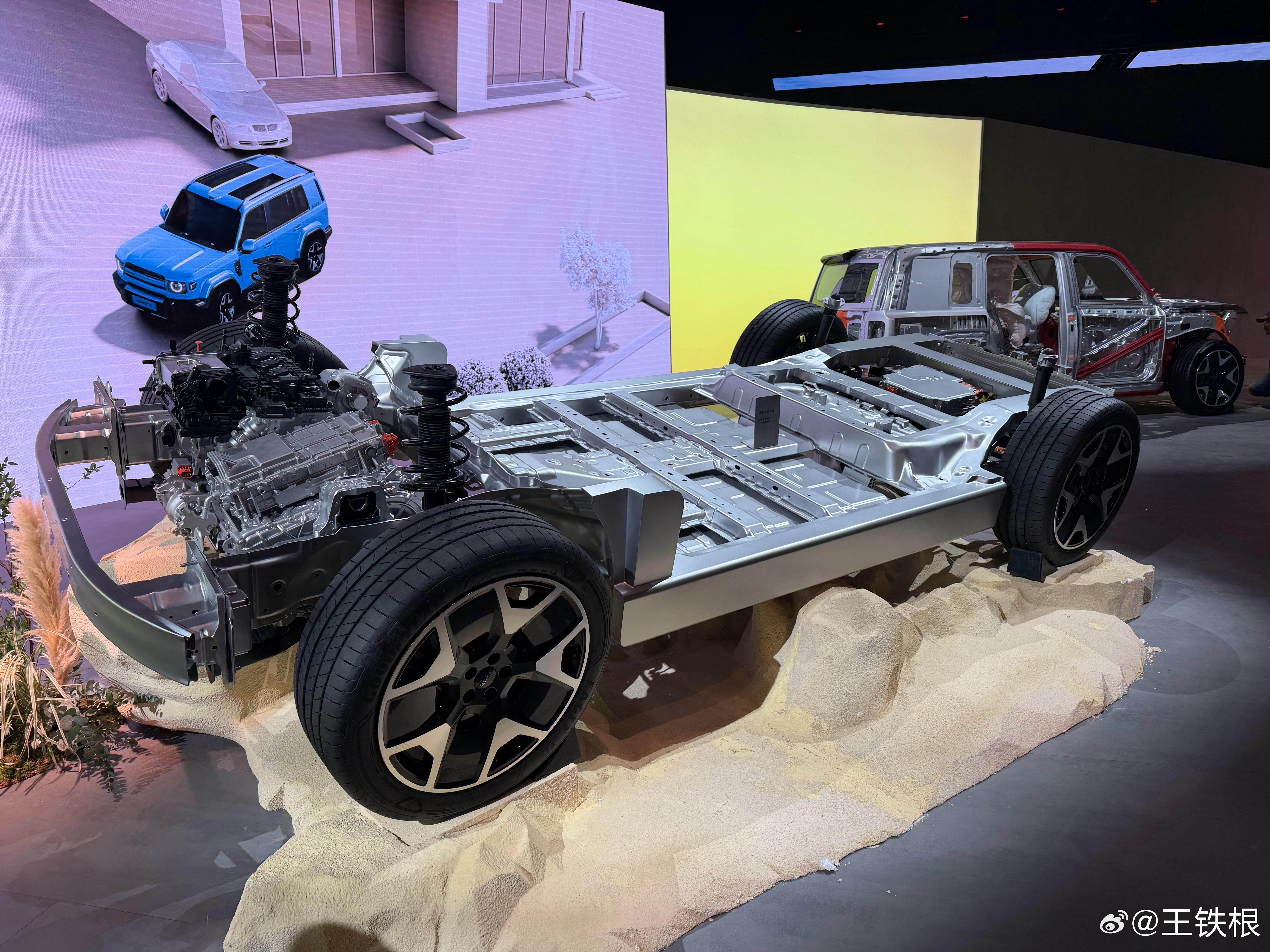 V27是很好看，不会觉得它特别像某款车。但比较出乎意料的是它越野能力居然还挺强之