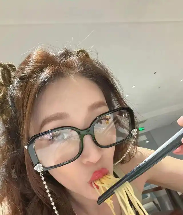 李小冉机场吃面引争议，戳穿一个中年真相，我们真正怕的不是皱纹 