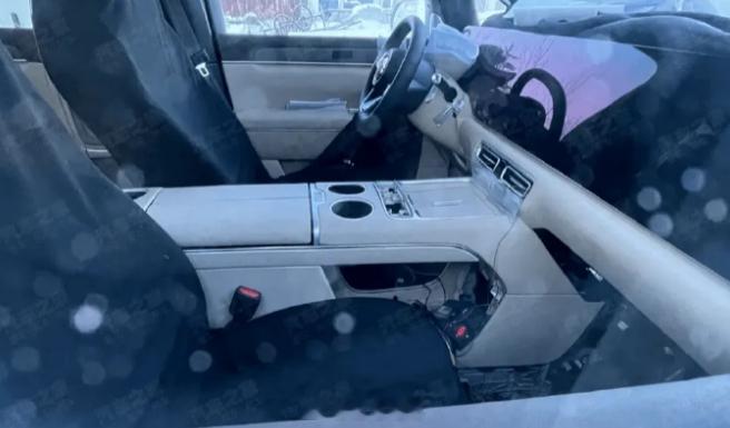 最近智界V9的谍照曝光了，可以看到有着最新三联屏设计，而且二排座椅支持 180 