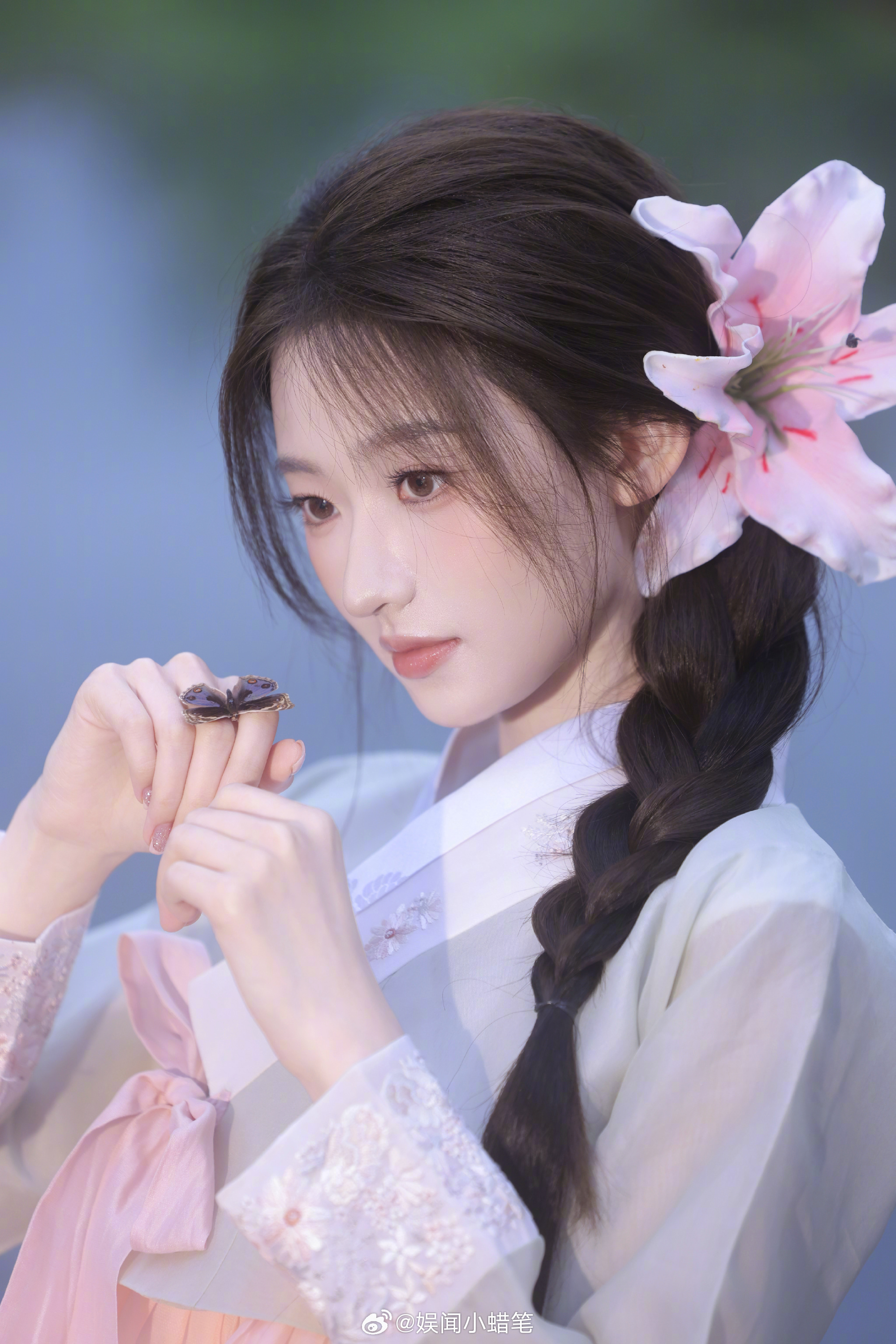 杨雨潼我的漂亮小众女星谁被杨雨潼的浪漫戳中！科班出身演技稳定，用心以百合写真致敬