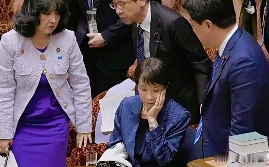 离谱！日元崩到40年最低点，民生苦不堪言，高市早苗支持率反倒暴涨到68%！
7月