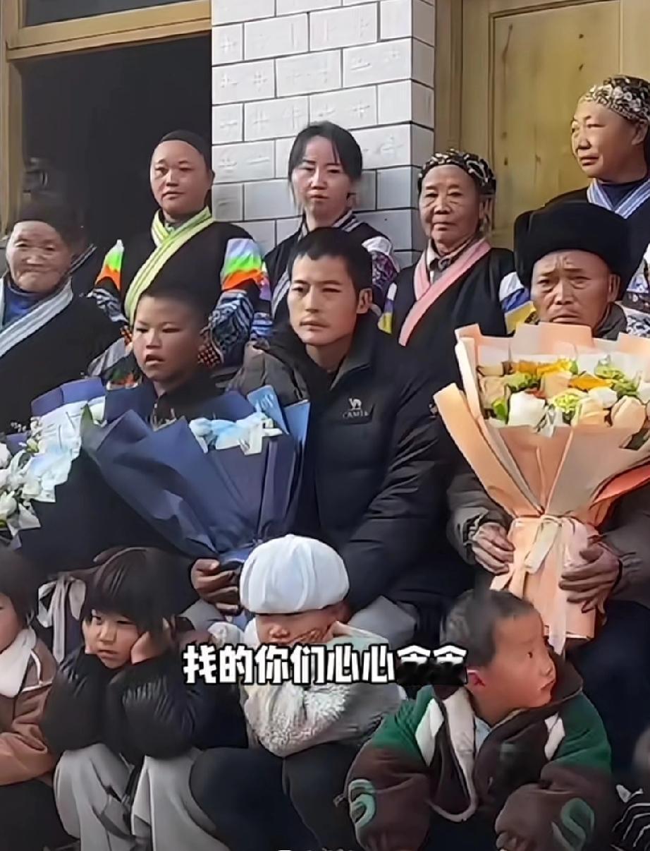 刀疤哥回家乡了，全村出动迎接还拉了条幅，迎接的队伍吹起了本地乐器芦笙，人山人海手