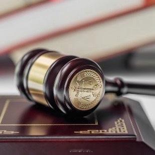 俗话说亲舅如父，但是这个舅舅却是个猪狗不如的人渣，竟然对自己亲侄女下手…必须严惩