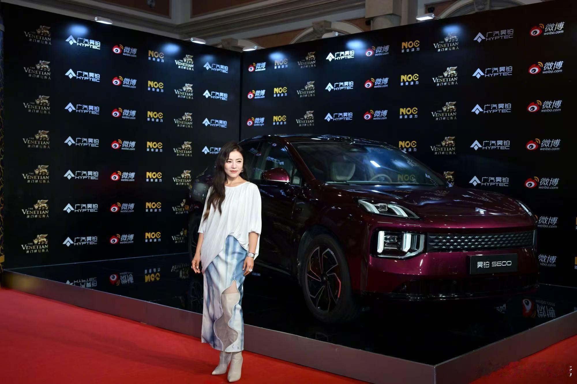 微博之夜昊铂S600红毯首秀运动优雅气息惹明星同框打卡群星熠熠，共绎新豪华风范微