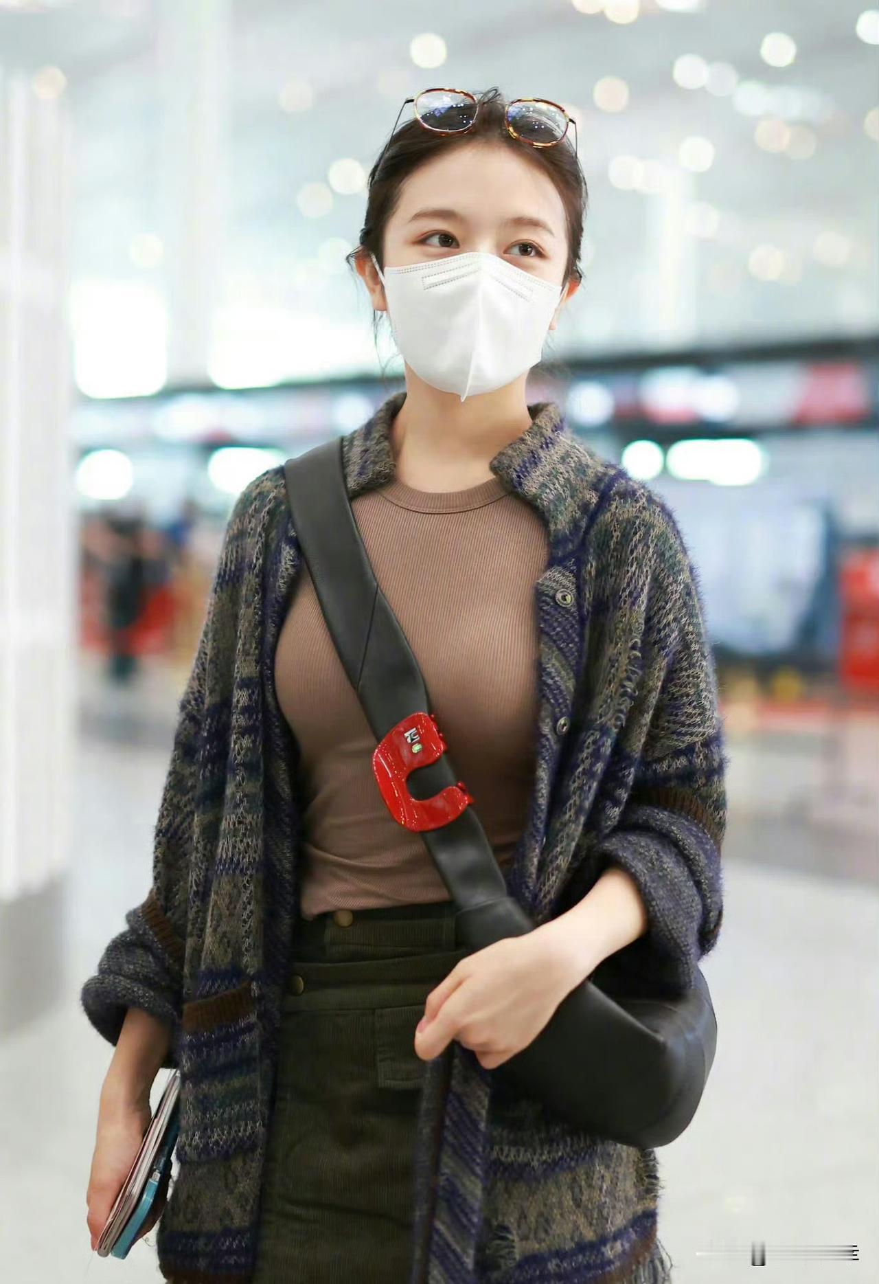 李兰迪现身机场，看完她这身穿搭，网友直呼还是张新成吃得太好了。李兰迪虽然穿得严严