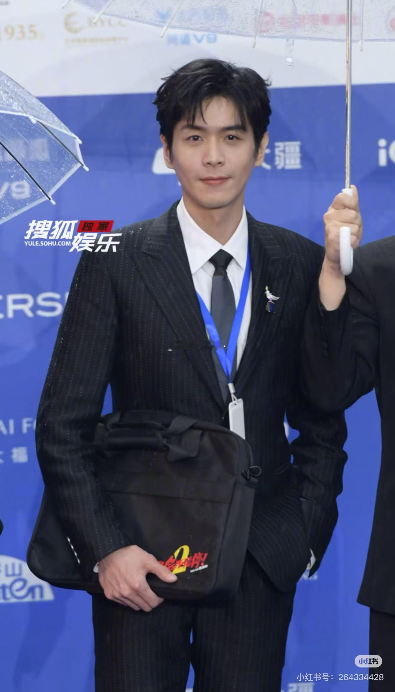 白客给张若昀打伞 就爱看张若昀一本正经戴工牌却偷偷抿嘴笑，挑眉那一瞬间直接把我甜