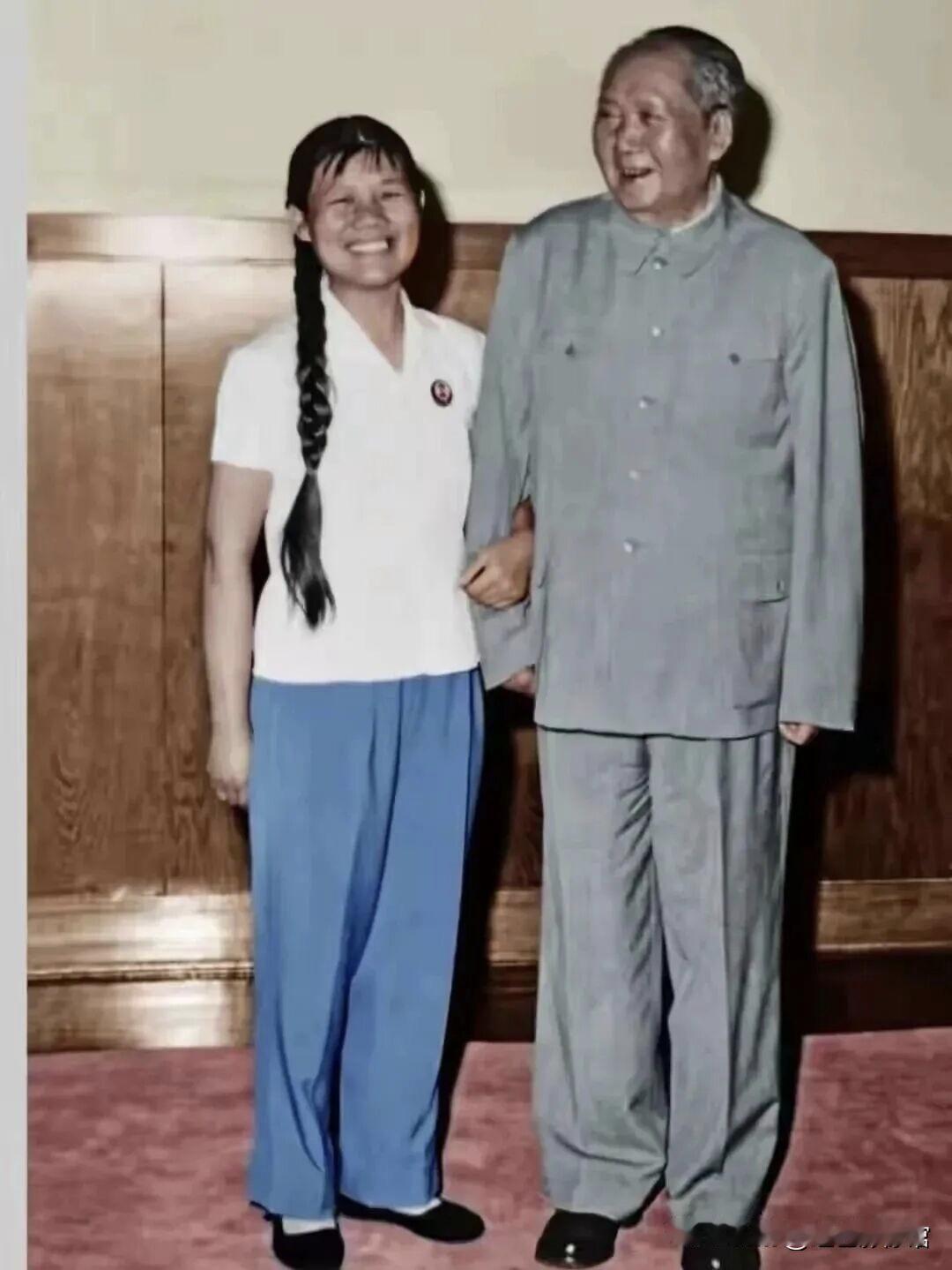 照片里这位笑得眉眼弯弯、毫无拘束的姑娘叫侯桂珍。要知道，在那个年代，能站在毛主席