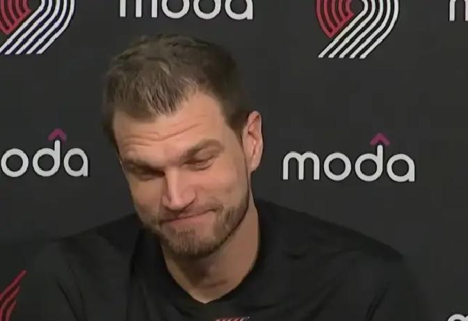 青岛把18岁杨瀚森按板凳，末节只给3分钟，球迷炸了锅。
 
教练斯普利特一句话：