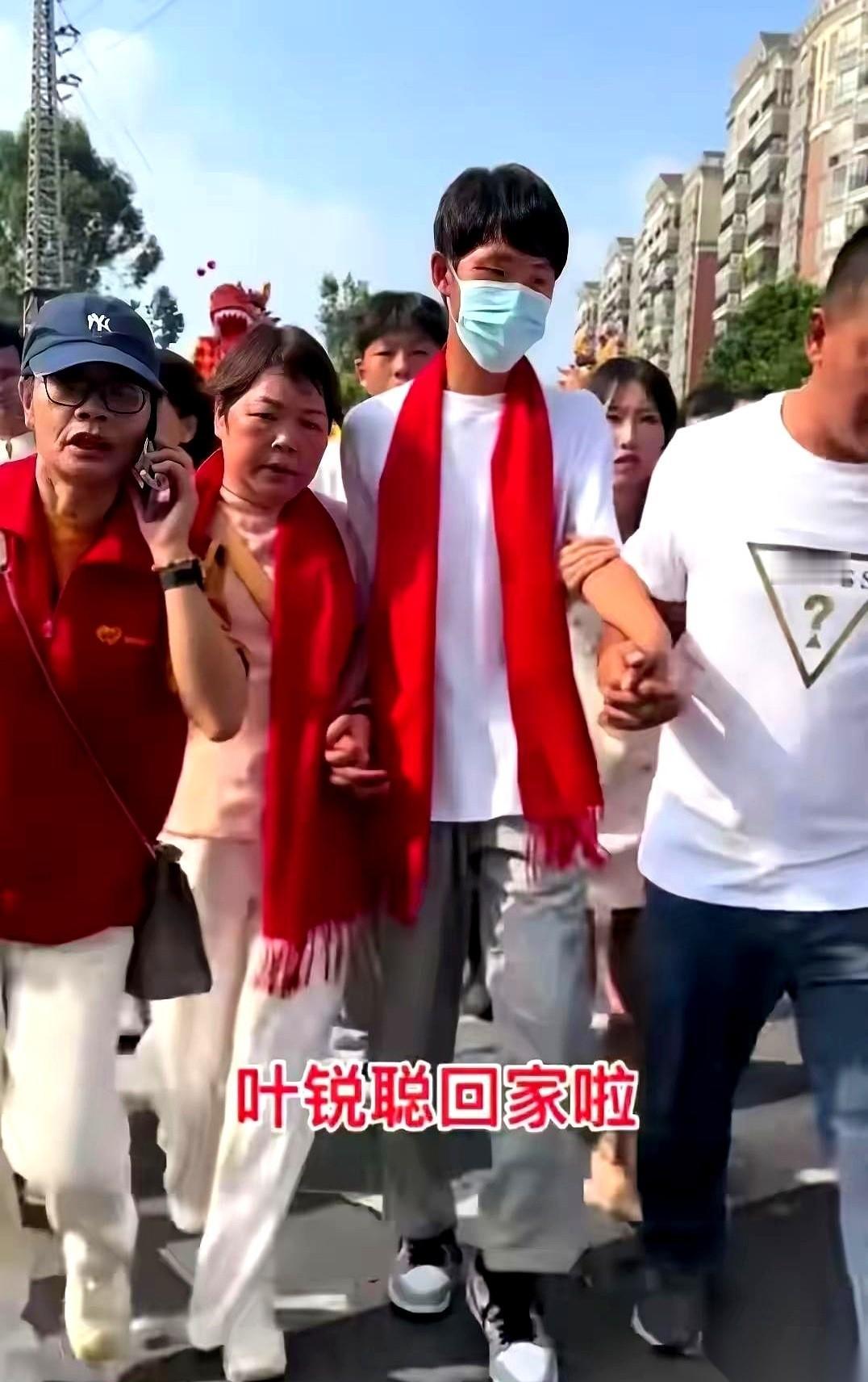 活了十八年，有一天忽然告诉你，你身边所有的人，都不是你的亲人。
更扎心的是，可能