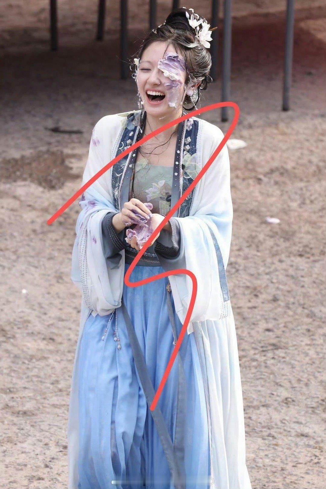 #李兰迪一脸蛋糕都糊不住的美貌#啊这，看得出来剧组相处的很是愉快啊！网友分享了李