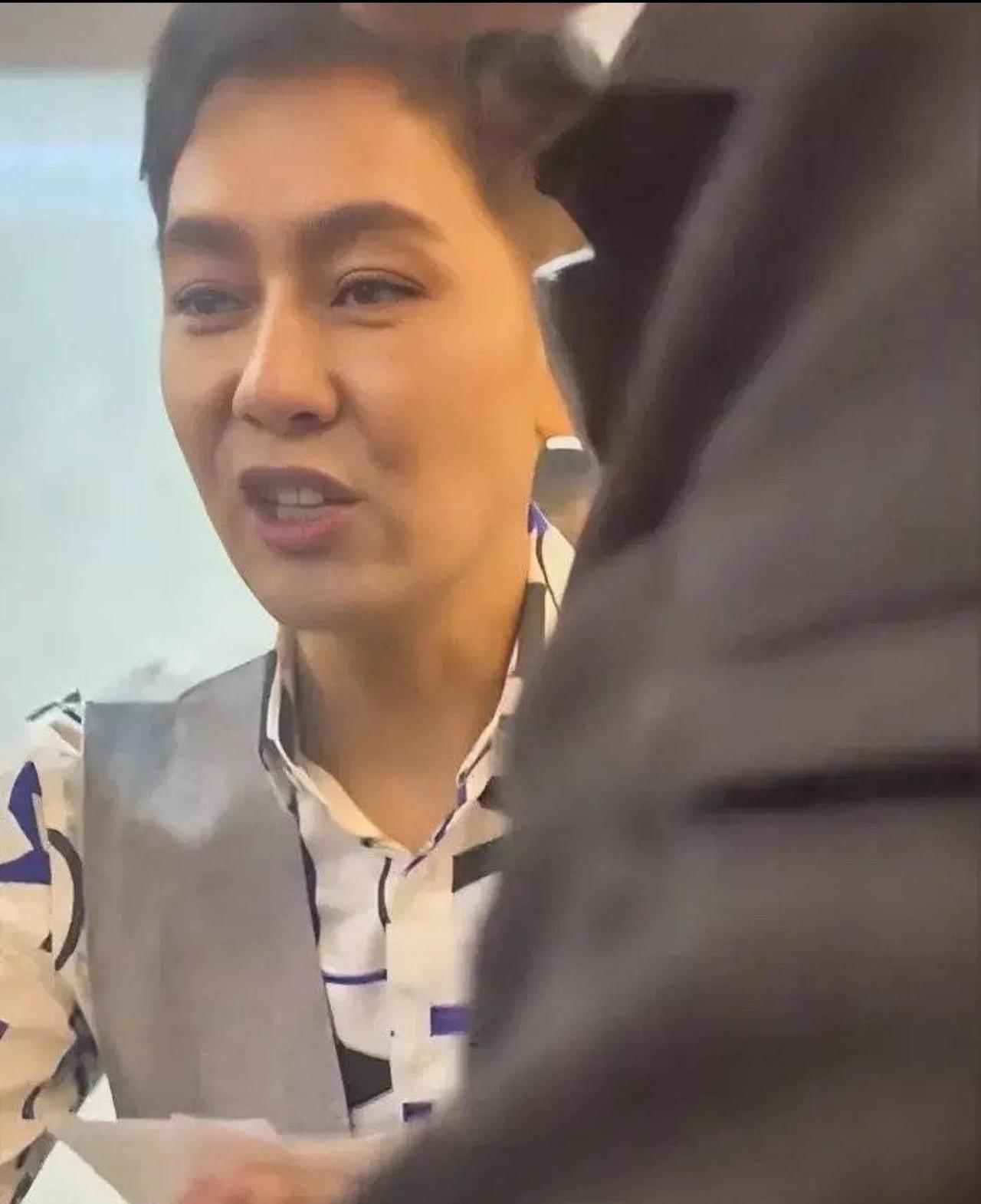 网友晒出一段车祸后男演员林志颖出席活动的视频，不知道是美颜和滤镜开得太大了，还是