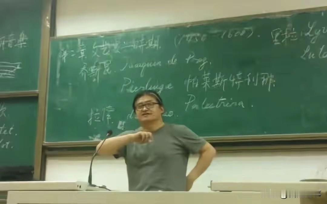 刘欢任教对外经贸大学32年，殿堂级音乐人甘做大学副教授。镜头下，讲台上的刘欢一身