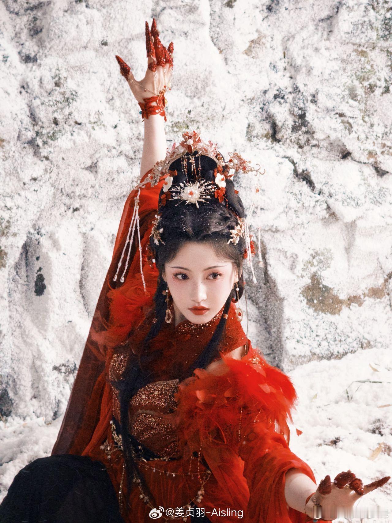 姜贞羽红姑娘单挑唐俪辞好疯 疯批名场面！红姑娘单挑唐俪辞，挑眉是狠、台词是疯，指