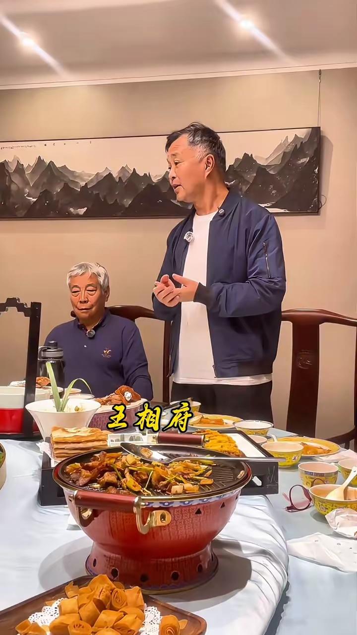 沈巍在酒桌前为大家献唱了京剧、沪剧、河北梆子，分别唱了一两句就表示不献丑了，但却