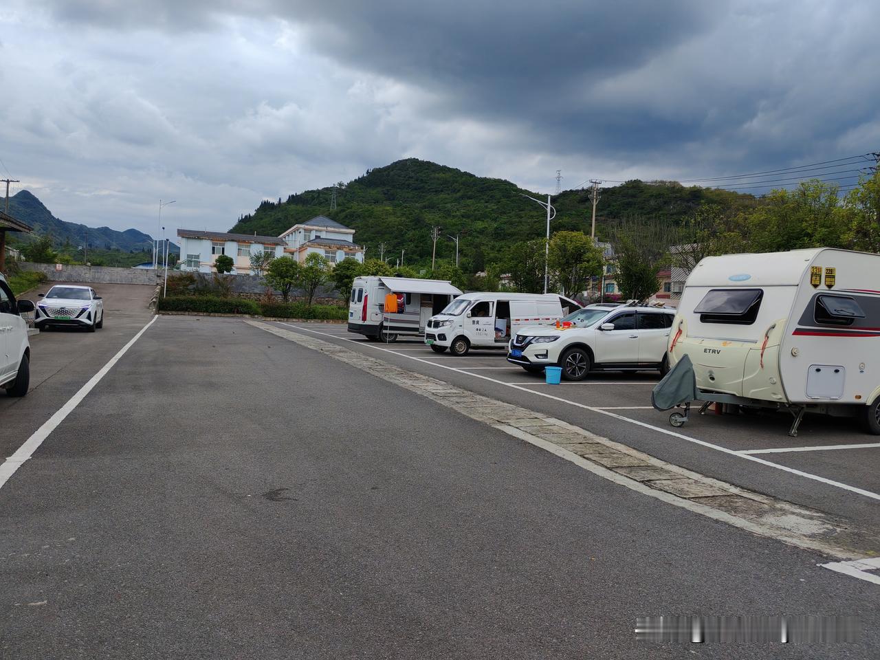 兴义免费露营地
1、可以免费停车，地面平整
2、有卫生间，24小时开放
3、有水