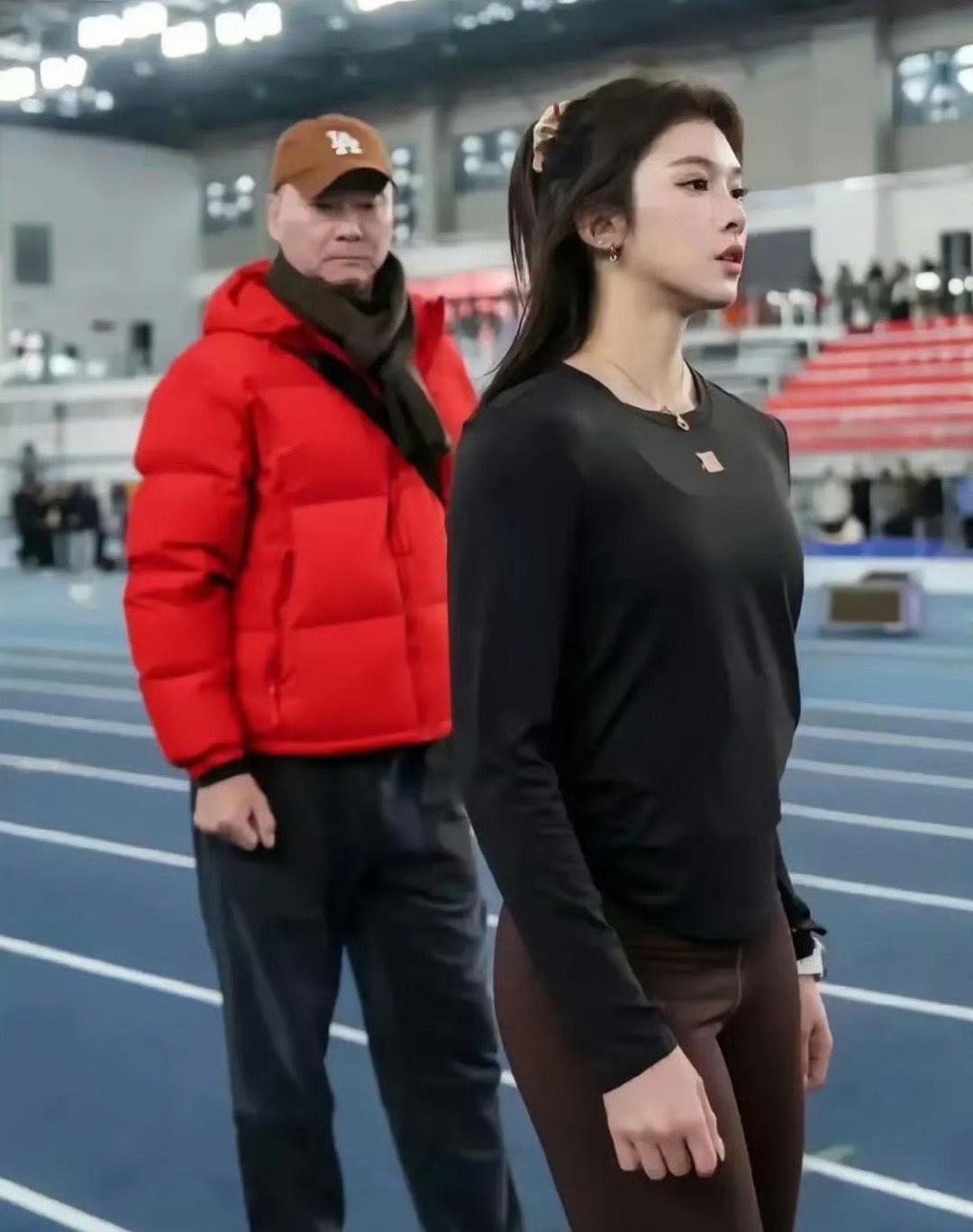 吴艳妮很快又要破纪录了，肌肉线条感拉满，像雕塑家精心雕琢的艺术品，每一寸都蕴含着