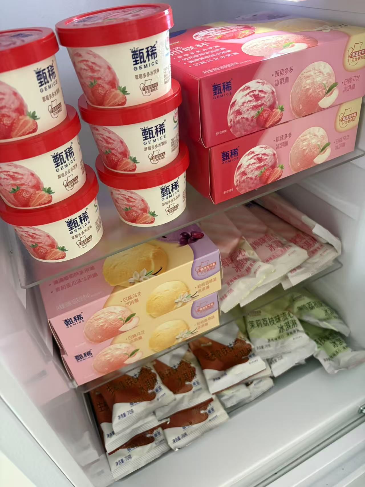 家人们，谁懂甄稀草莓多多冰淇淋带来的美妙口感！100%甄选生牛乳冰淇淋，还有丰富