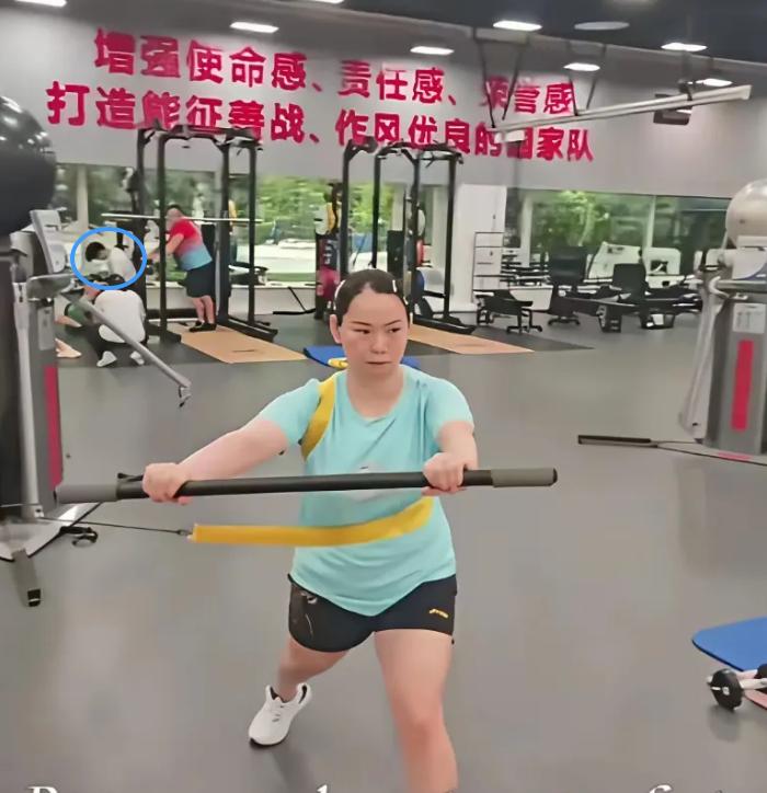 佳佳发了一张体能照片，大家却眼尖的发现了好久没露面的莎莎！

这次乒超联赛，
莎