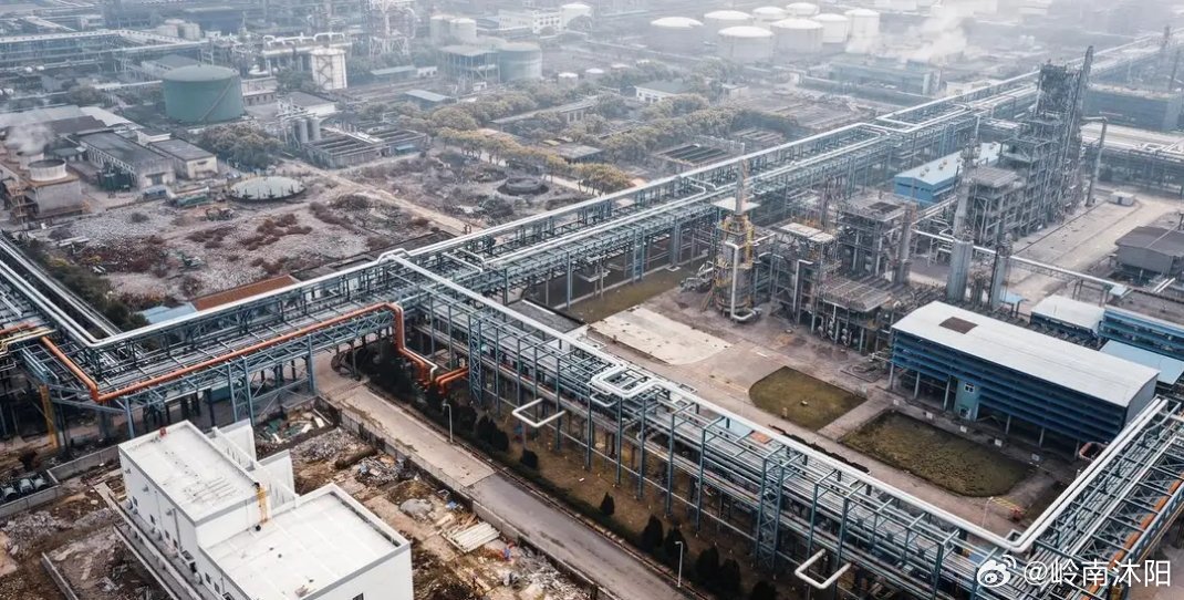 溴素及阻燃剂供应持续紧张，市场呈现供不应求态势，价格一日一涨。行业动态显示，近期