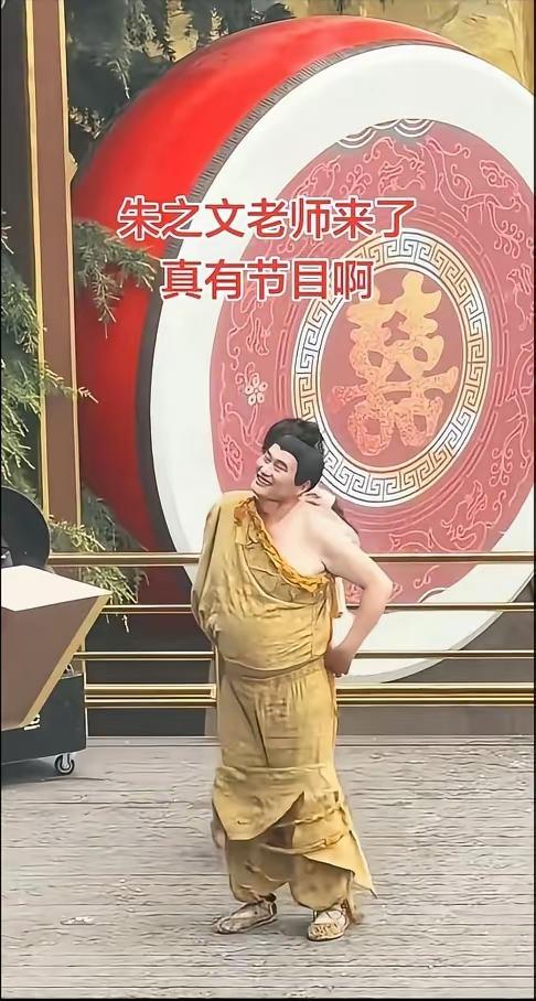 “大衣哥”朱之文，真有几分佛相。