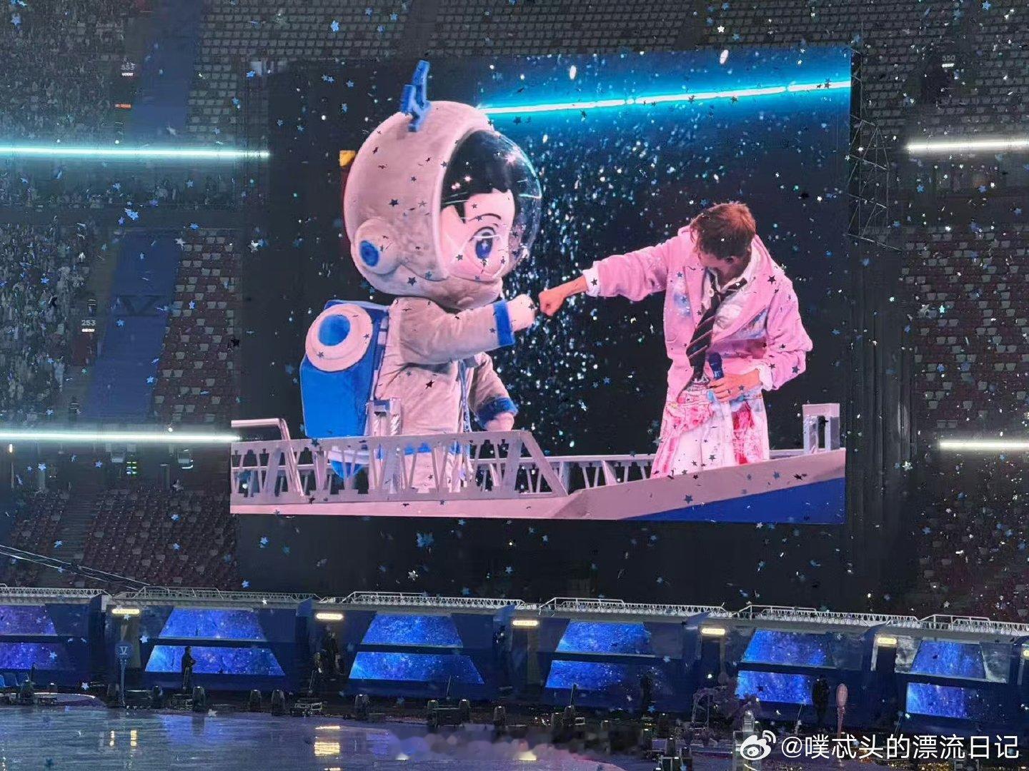 魏晨现身张杰演唱会 见证彼此高光时刻，魏晨现身张杰演唱会太暖心 