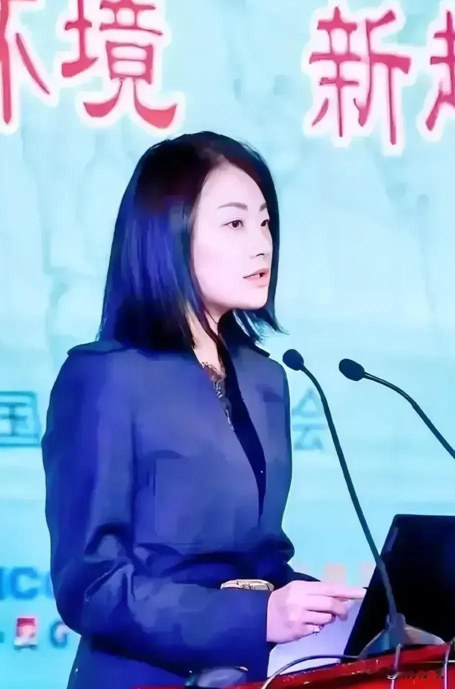 3月6日，在办完父亲葬礼后，宗馥莉首次亮相媒体，她瘦了很多，显得越发漂亮干练了，