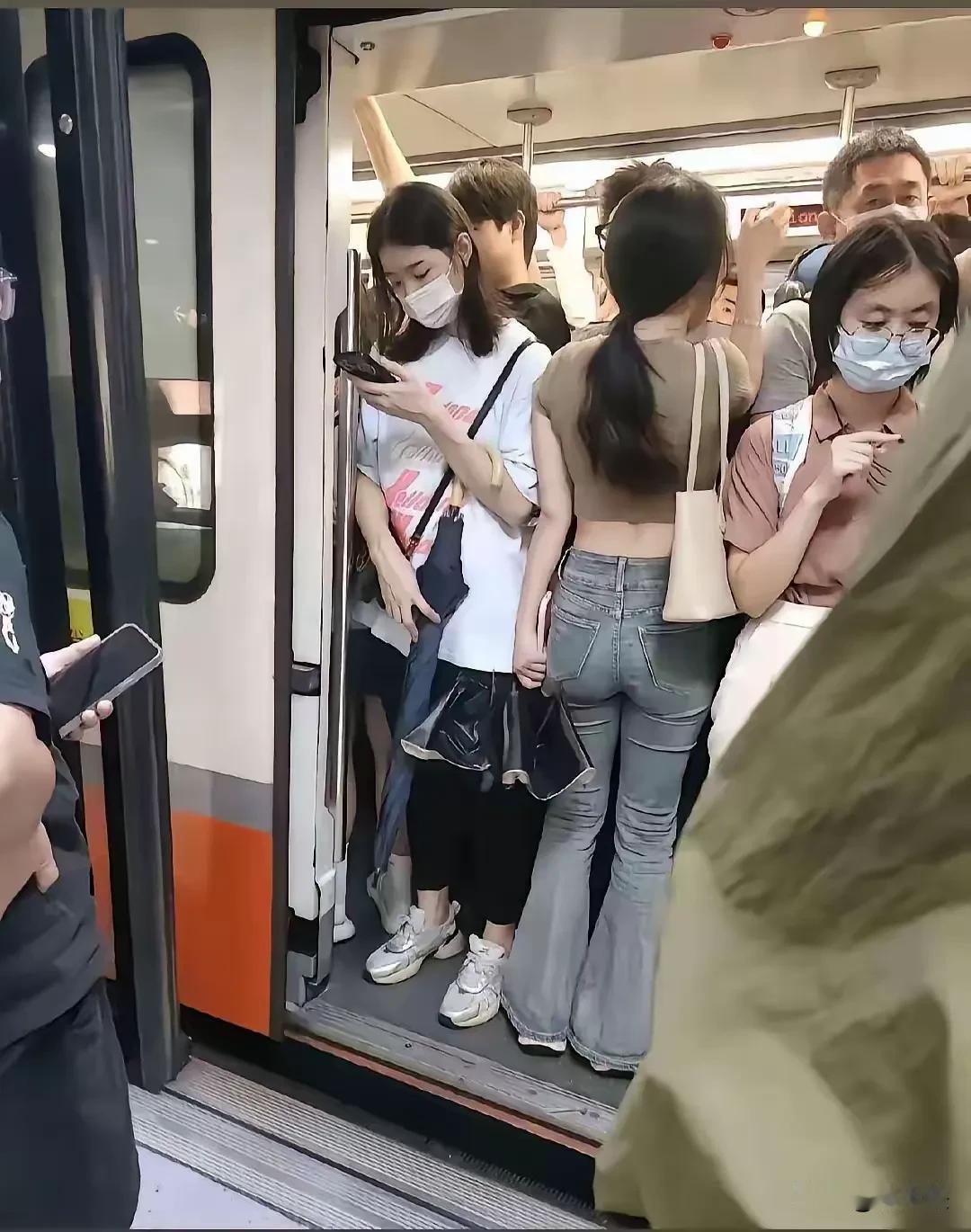 如果我说，我坐了两三个小时的地铁，却没有任何目的地，只是想在某个没去过的小站下去