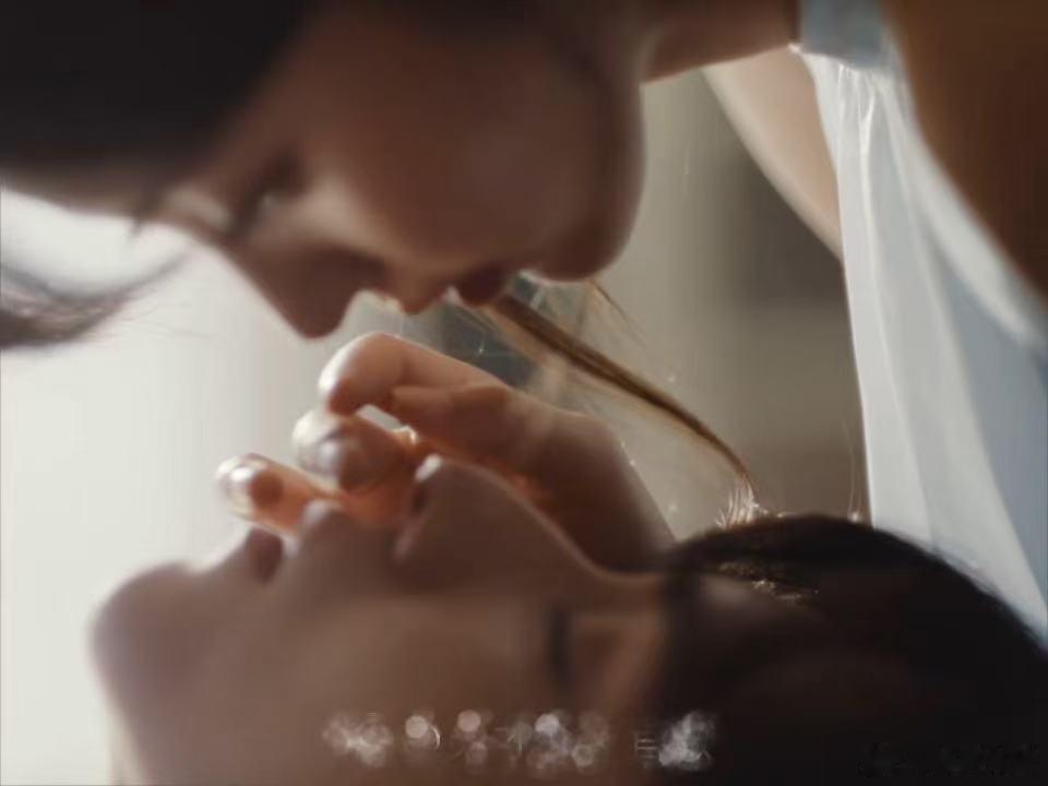 田曦薇胡一天日历海报田曦薇胡一天手型差天才女友日历海报配合《天才女友》定档上线，