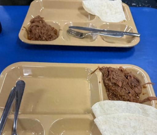 4月17日，"的黎波里号"上船员的午餐托盘里，只有一勺碎牛肉和两块玉米饼。那牛肉