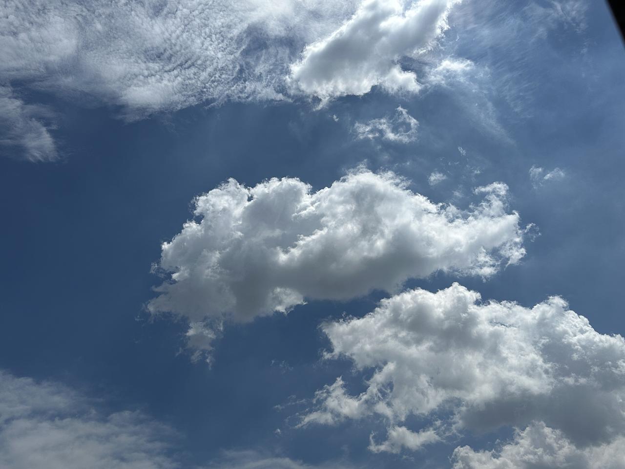 分享你相册里随手拍的天空蓝天白云，好天气啊！